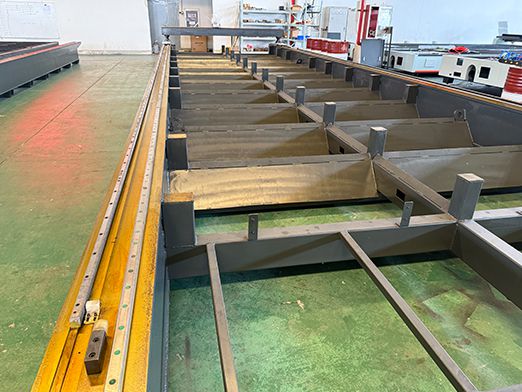 Tek masa fiber lazer kesme makinesi